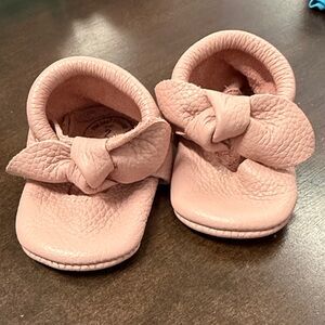 Freshly Picked Leather bag booties in pink.